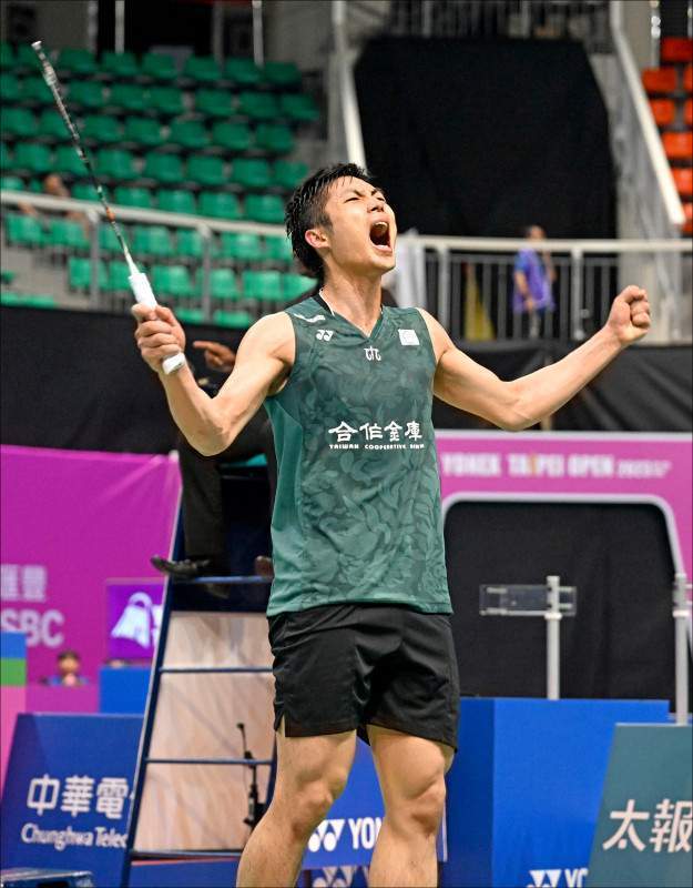 球迷翘首以 球迷翘首以